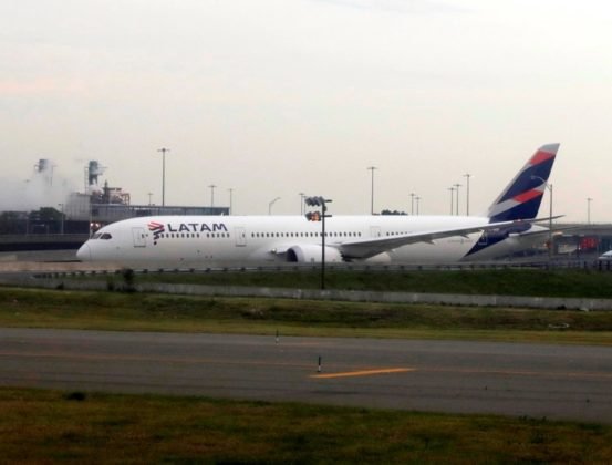 La compañía Latam Airlines que impactada por la pandemia de la COVID-19 e inició un proceso de reorganización y reestructuración de su deuda (EFE)