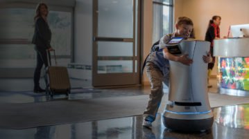 El robot que se transforma en “mayordomo anti Covid” en los hoteles