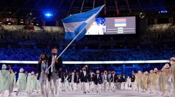 Tokio 2021: con cantito de cancha y pogo, la delegación argentina arrancó sonrisas en una ceremonia fría por la falta de público