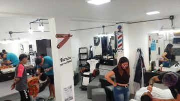 Buscó una salida laboral, se perfeccionó y hoy es dueño de una peluquería que no para de crecer